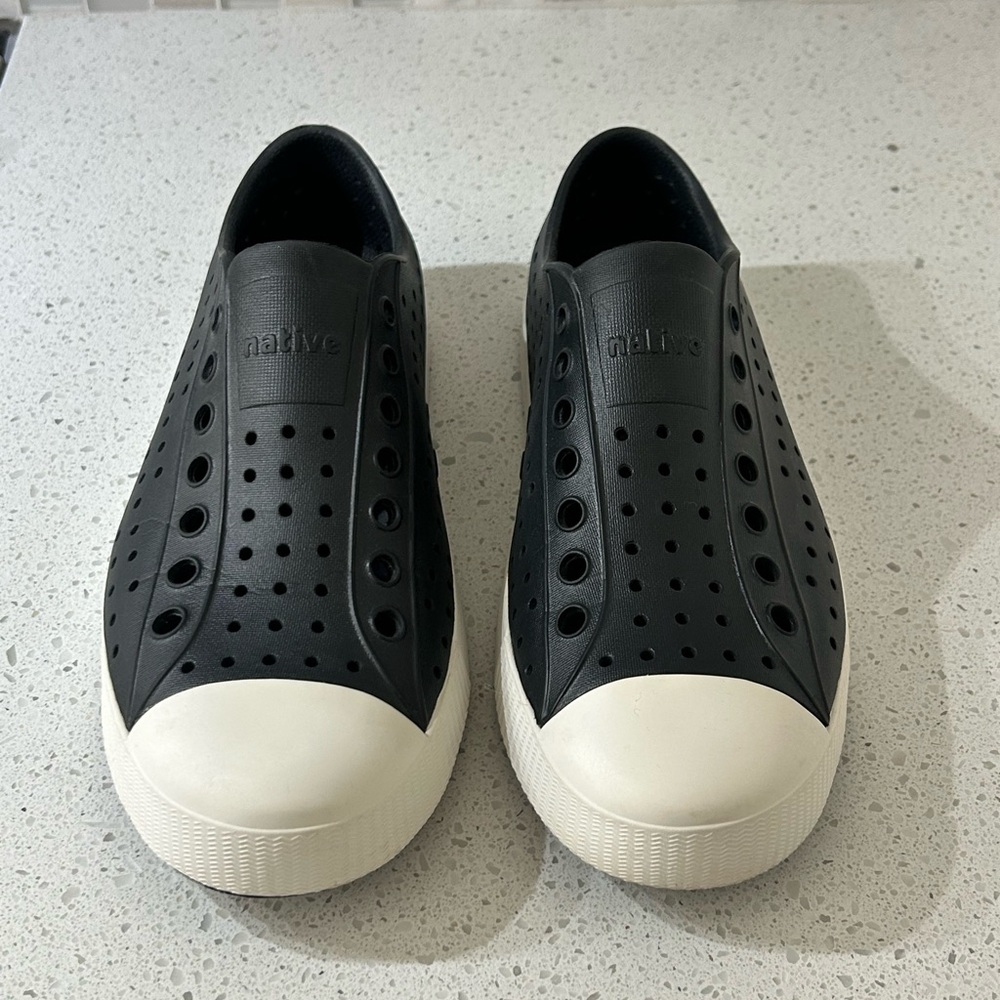 Native Men's Navy and White Jefferson shoes men’s 7 women’s 9